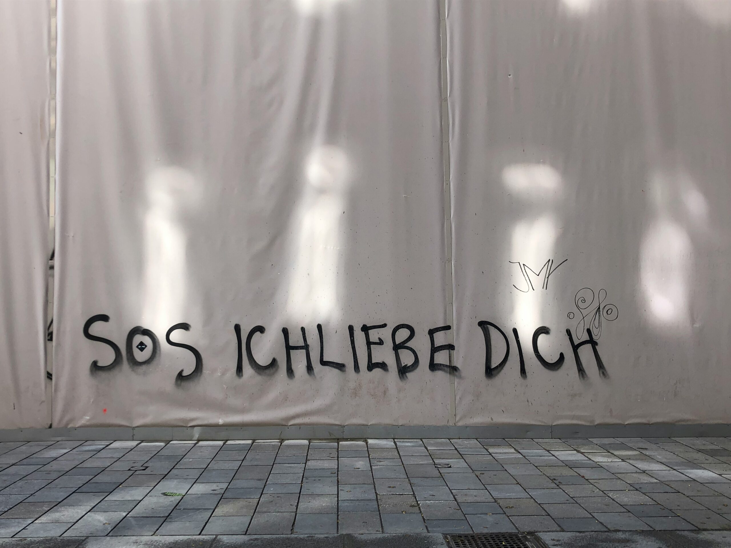 Wand auf der „SOS Ich liebe dich“ steht