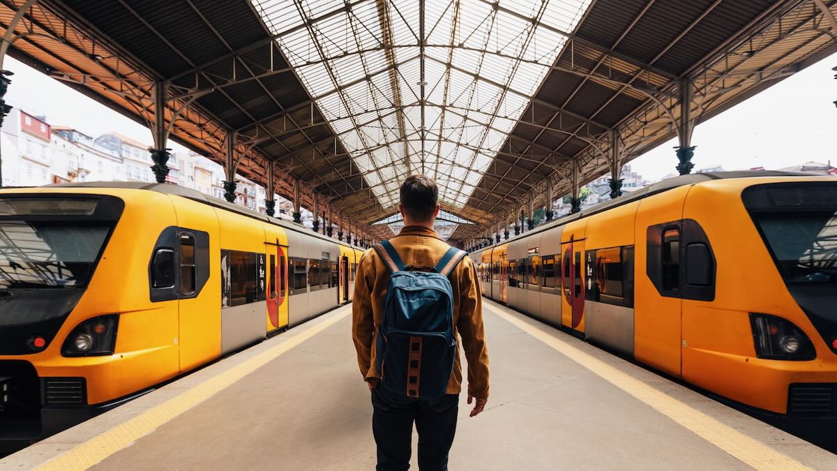 Mann mit Sprachkenntnissen beginnt seine Reise am Bahnhof in Porto