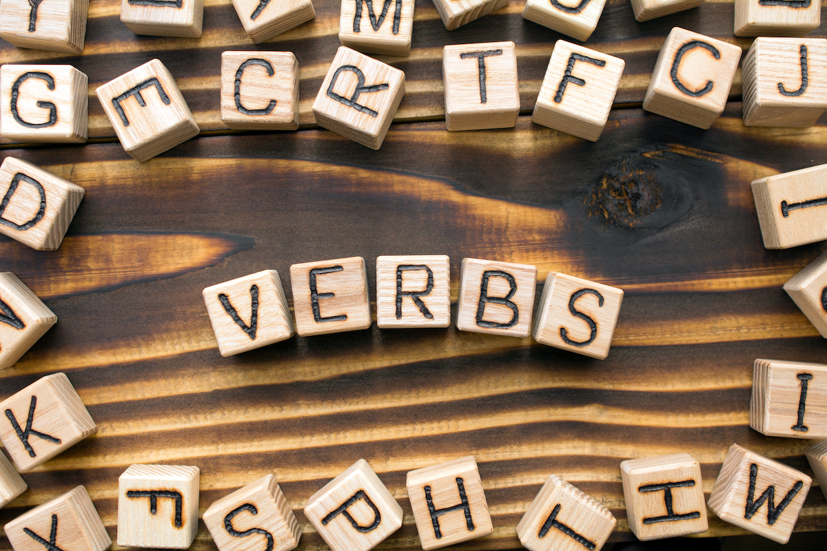 Quels sont les principaux verbes irréguliers en anglais ? Comment les utiliser ? Voici la liste des 10 verbes irréguliers incontournables !