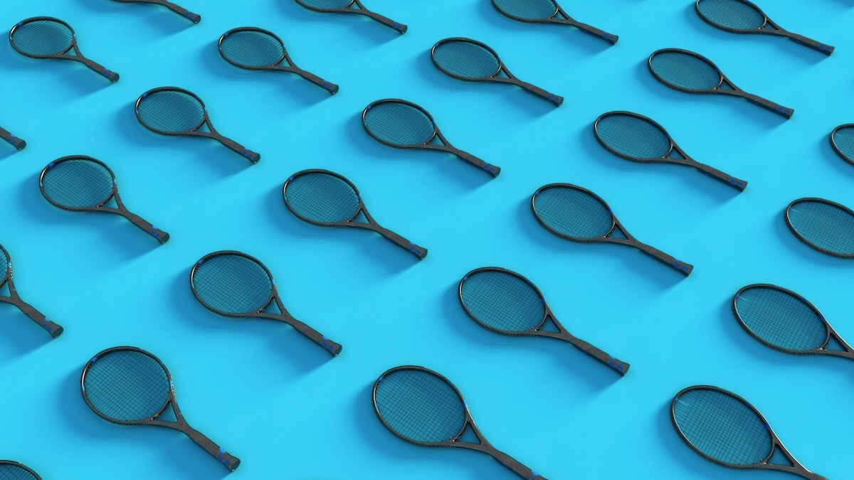 Delle racchette da tennis su uno sfondo azzurro