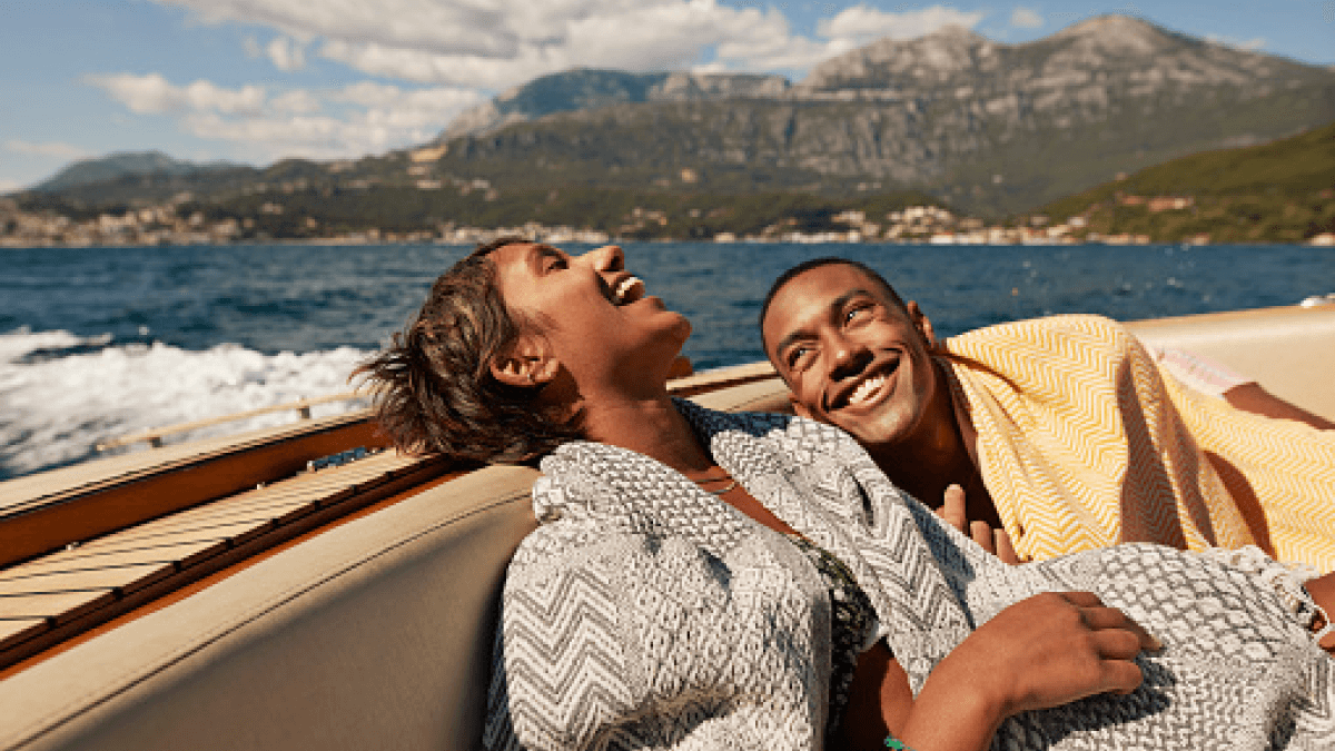 Frau und Mann auf Schiff genießen Self-Care-Momente