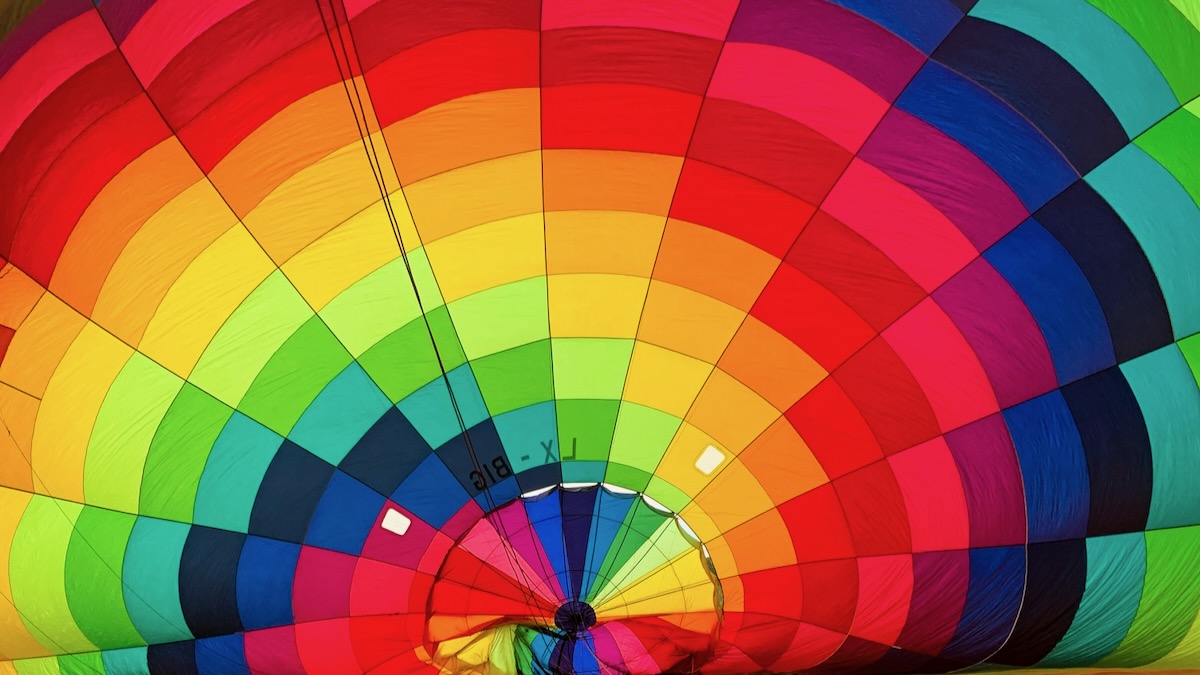 L'interno di una mongolfiera colorata