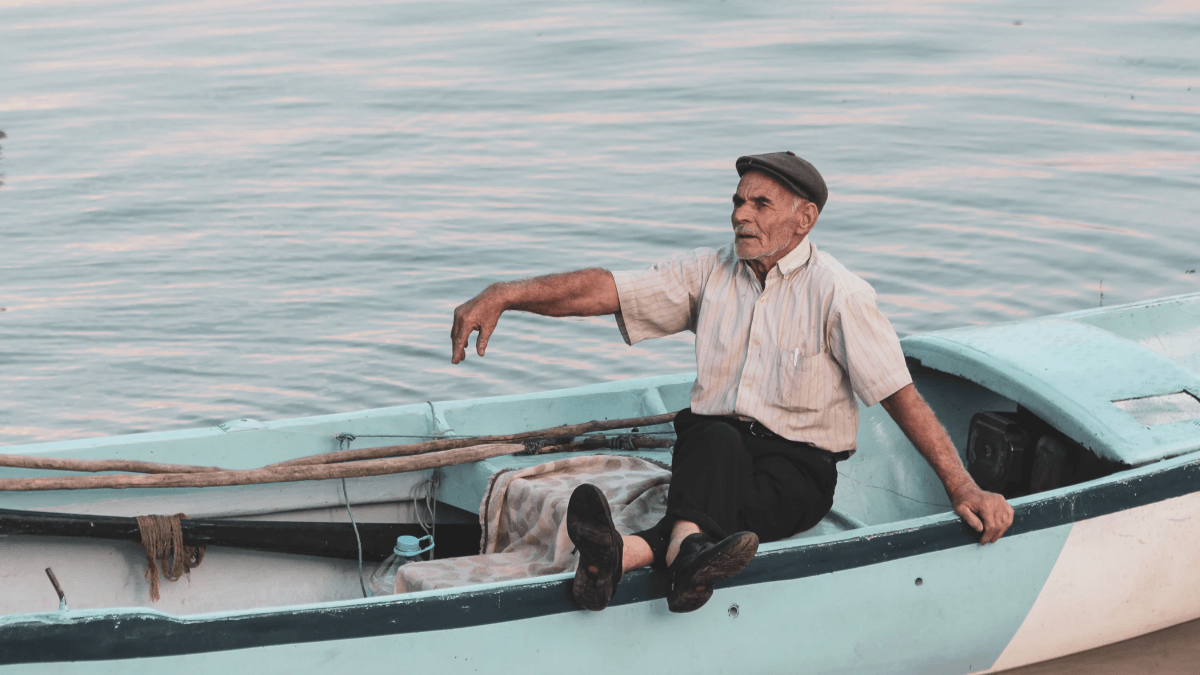 Homem sentado em um barco no Bósforo