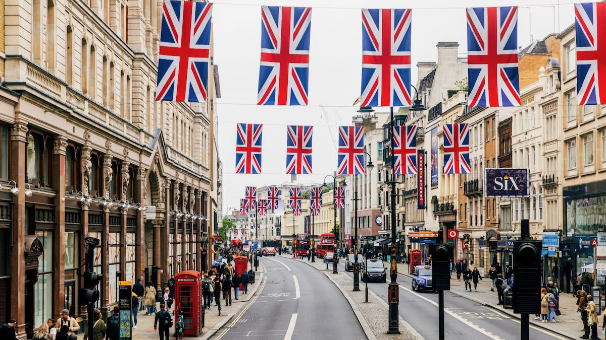 Straße in London mit Flaggen geschmückt